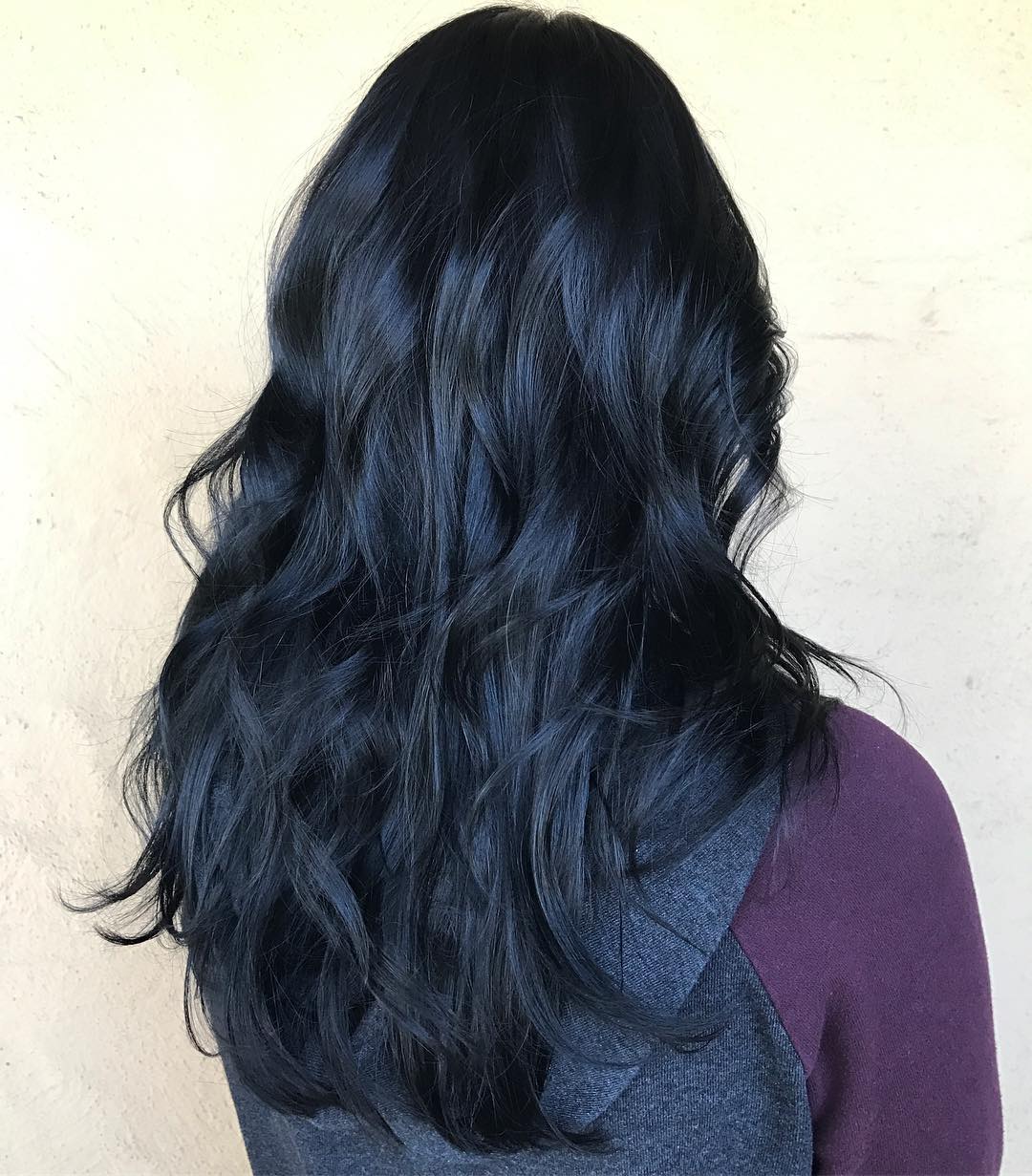 cabelo preto com pontas azuis