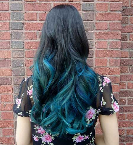 cabelo preto com pontas azuis