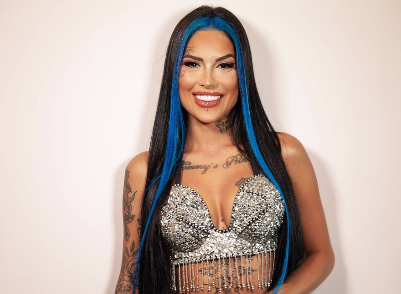 cabelo preto com pontas azuis