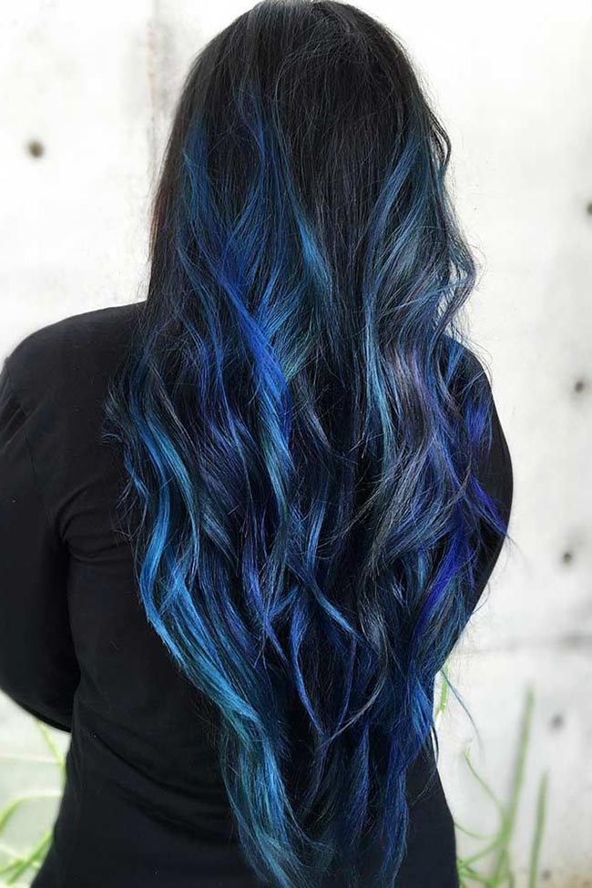 cabelo preto com pontas azuis