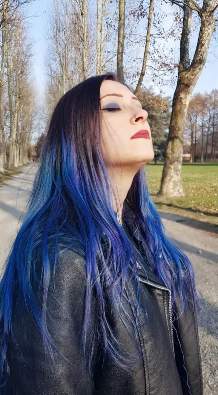 cabelo preto com pontas azuis