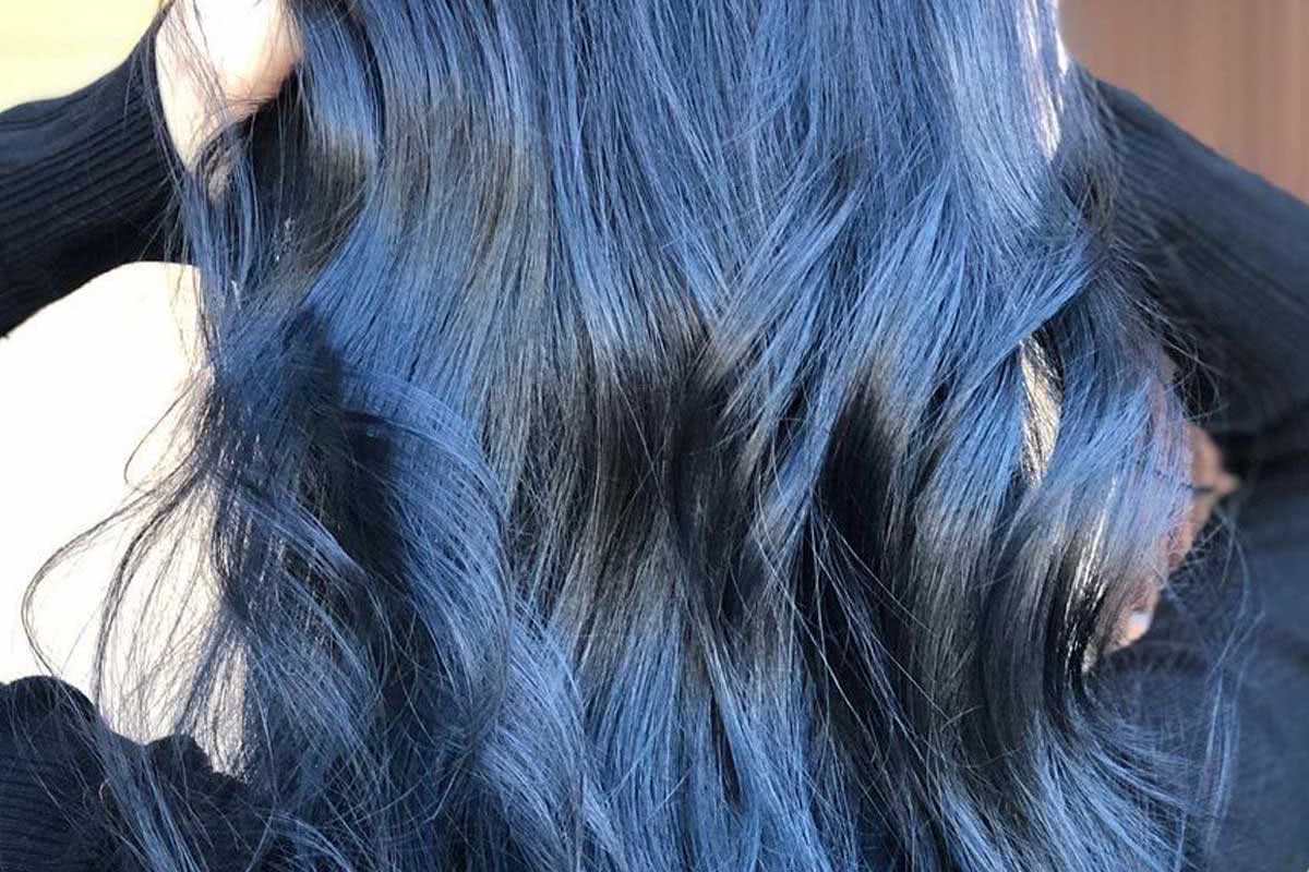 cabelo preto com pontas azuis