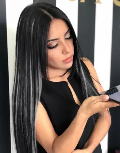 Guia Completo: Cabelo Preto com Mechas Brancas - Estilos e Cuidados; Mecha Frontal ou Estilo Cruella? Descubra a Mecha Branca Ideal para Você; Descoloração e Manutenção: Tudo Sobre Cabelo Preto com Mechas Platinadas; Transforme seu Visual: Inspirações de Cabelo Preto com Mechas Brancas; Como Cuidar do Cabelo Preto com Mechas Brancas: Dicas Essenciais
