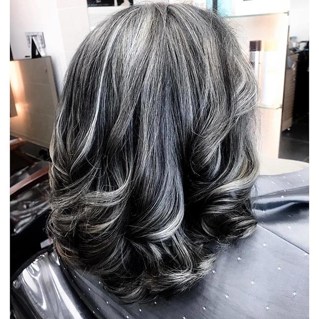 Guia Completo: Cabelo Preto com Mechas Brancas - Estilos e Cuidados; Mecha Frontal ou Estilo Cruella? Descubra a Mecha Branca Ideal para Você; Descoloração e Manutenção: Tudo Sobre Cabelo Preto com Mechas Platinadas; Transforme seu Visual: Inspirações de Cabelo Preto com Mechas Brancas; Como Cuidar do Cabelo Preto com Mechas Brancas: Dicas Essenciais