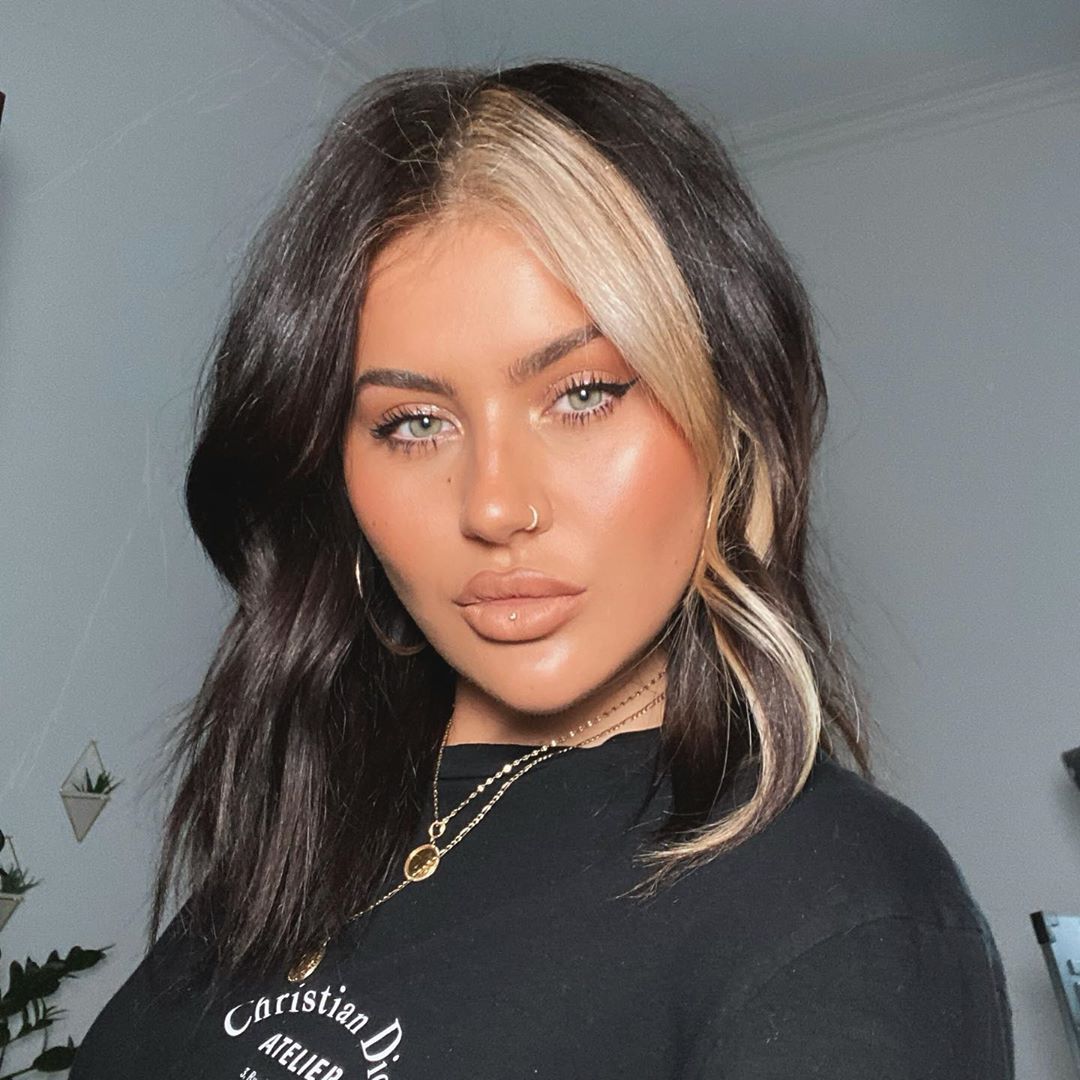 Guia Completo: Cabelo Preto com Mechas Brancas - Estilos e Cuidados; Mecha Frontal ou Estilo Cruella? Descubra a Mecha Branca Ideal para Você; Descoloração e Manutenção: Tudo Sobre Cabelo Preto com Mechas Platinadas; Transforme seu Visual: Inspirações de Cabelo Preto com Mechas Brancas; Como Cuidar do Cabelo Preto com Mechas Brancas: Dicas Essenciais