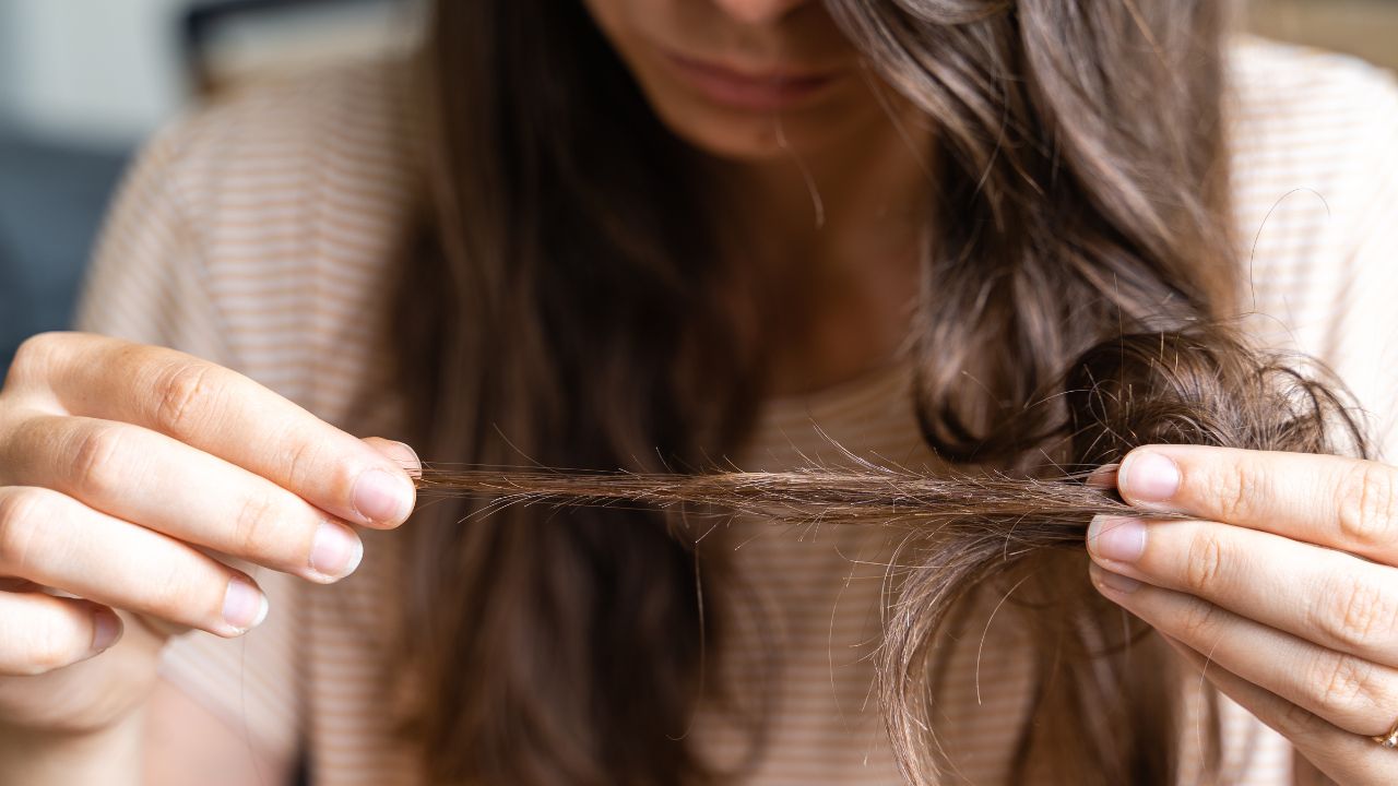 As 5 Principais Causas de Cabelos Quebradiços e Como Evitá-las