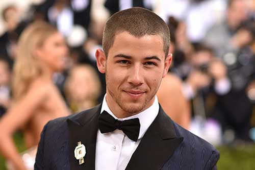 Corte Militar vs. Corte Social: Qual Escolher para Seu Estilo?