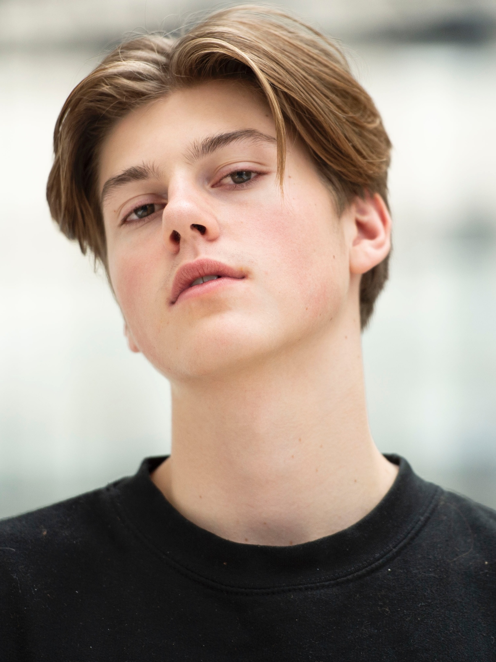 cabelo repartido no meio homem