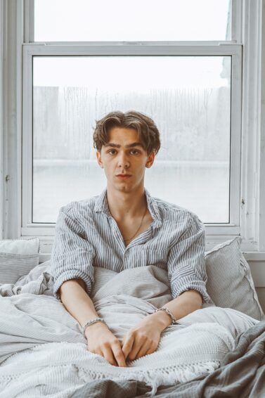 5 ideias de títulos:
1. Middle Part: O Guia Completo do Cabelo Repartido ao Meio Masculino
2. Como Conseguir o Corte