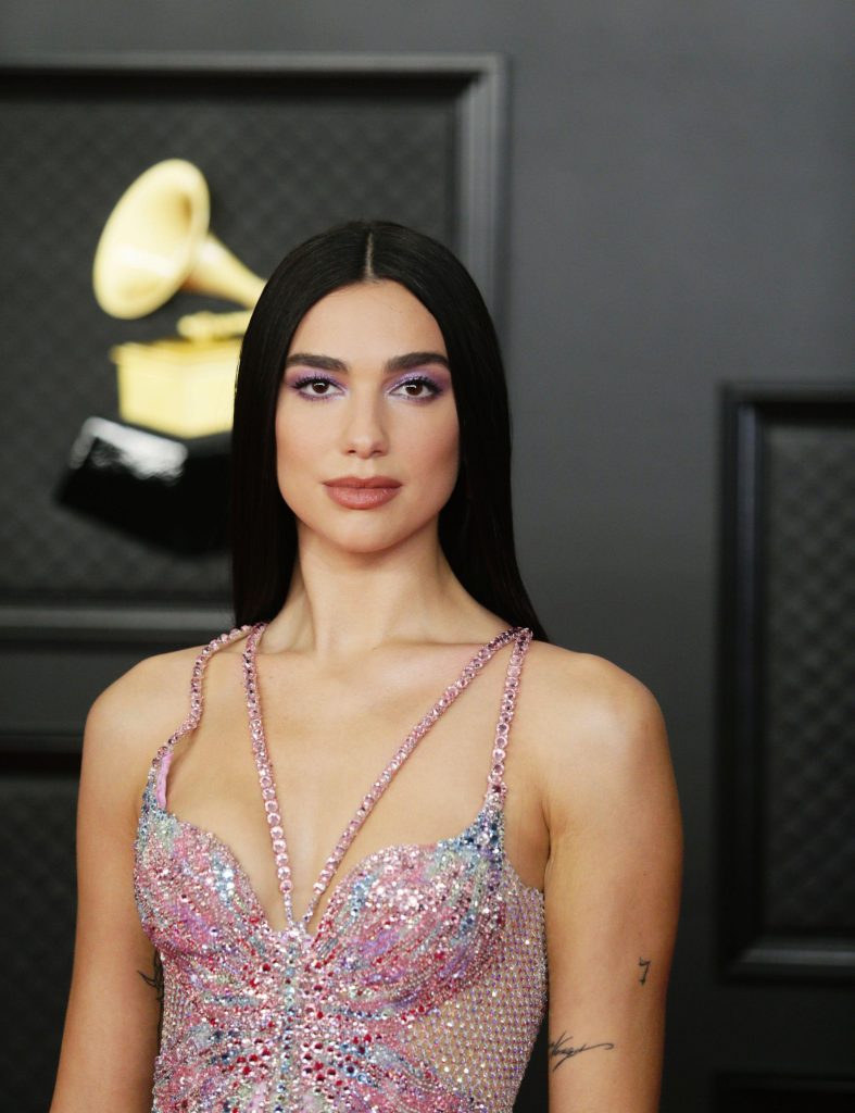 Ondulados e Cacheados
4. Finalização e Produtos Essenciais para o Cabelo Repartido ao Meio
5. Tendências de Cabelo Masculino: Por Que o Middle Part Continua em Alta?