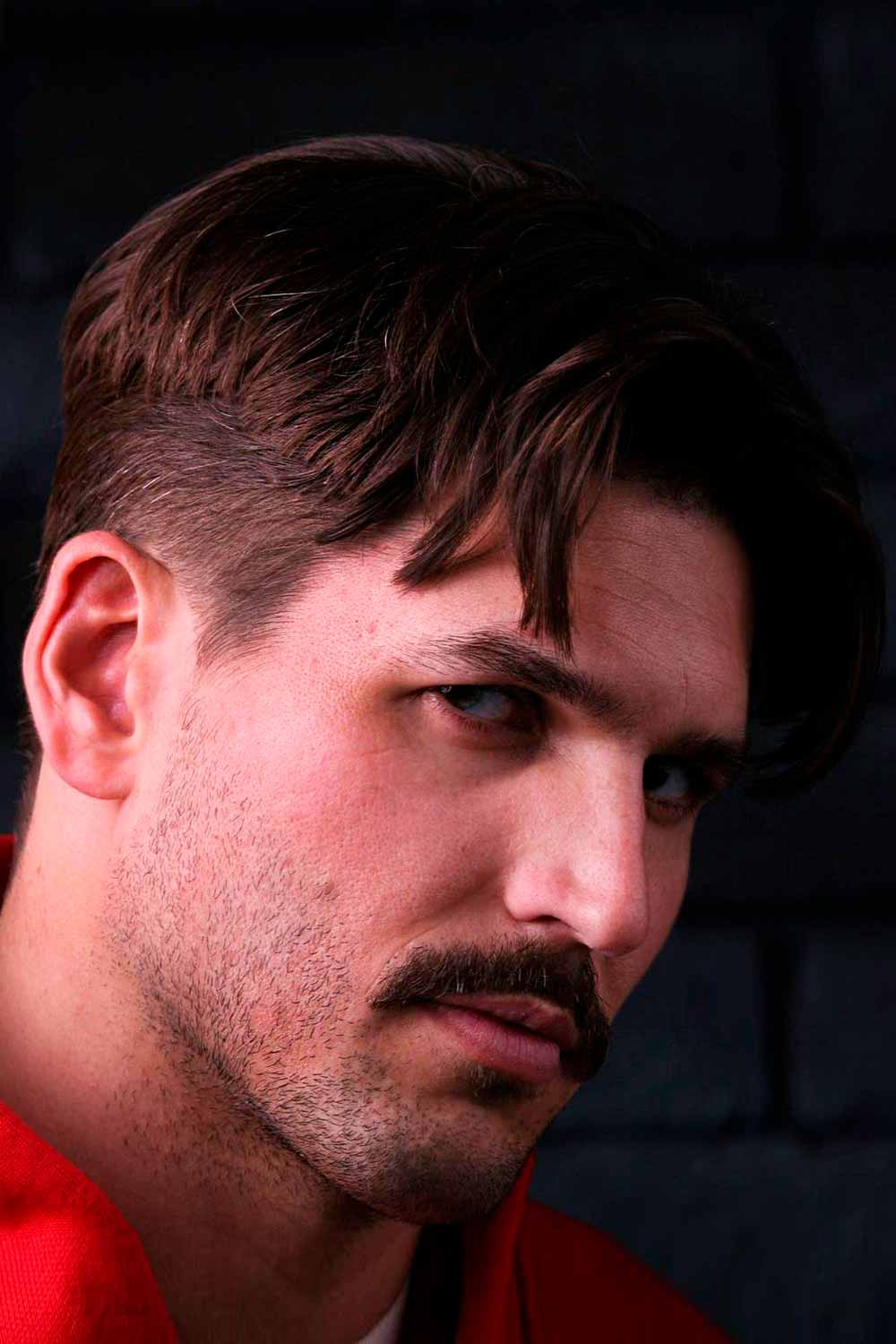 Ondulados e Cacheados
4. Finalização e Produtos Essenciais para o Cabelo Repartido ao Meio
5. Tendências de Cabelo Masculino: Por Que o Middle Part Continua em Alta?