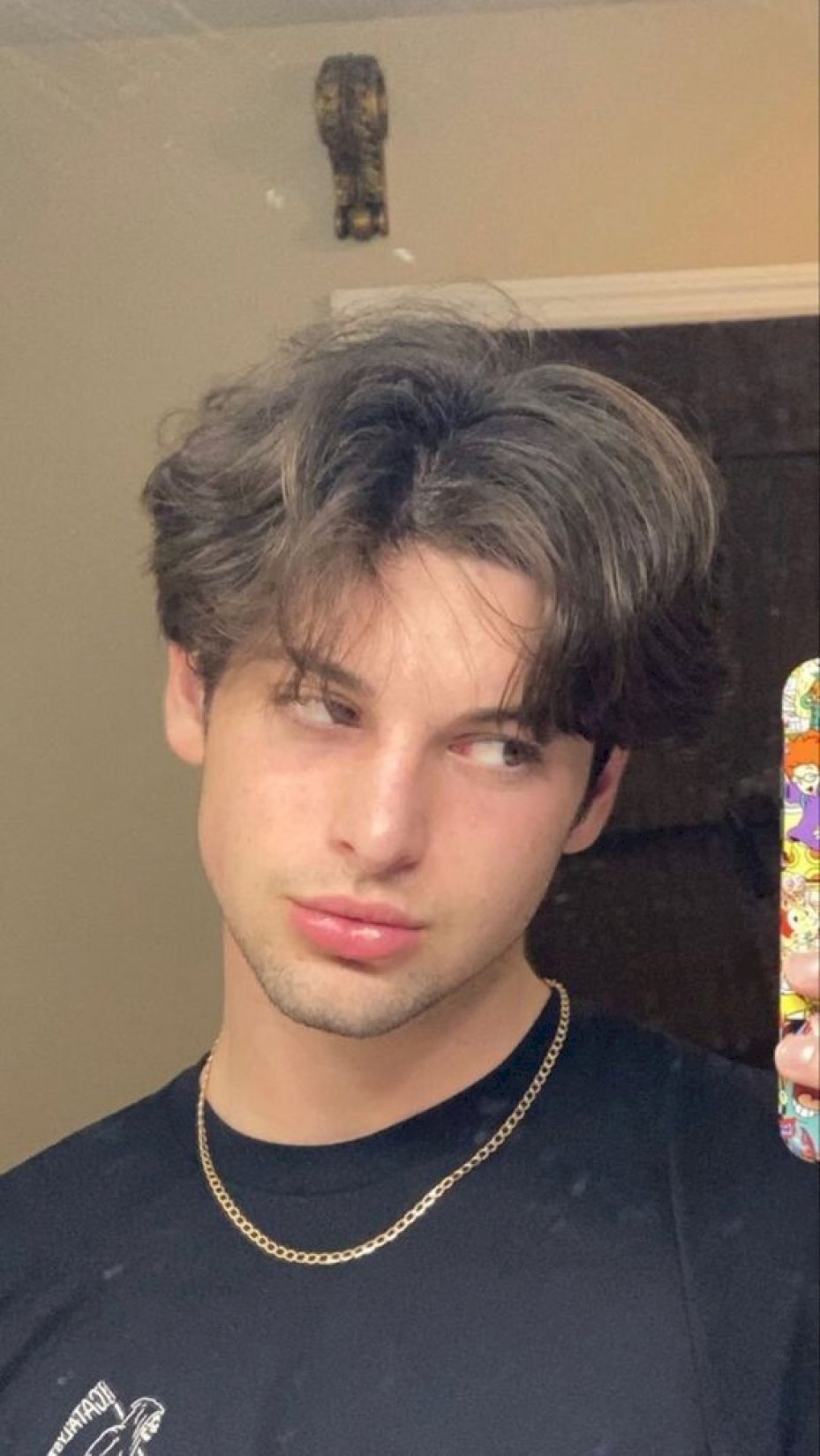 cabelo repartido no meio homem