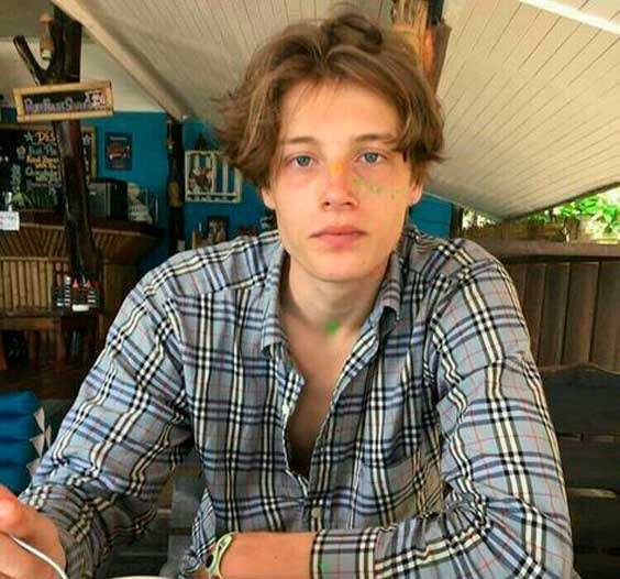 5 ideias de títulos:
1. Middle Part: O Guia Completo do Cabelo Repartido ao Meio Masculino
2. Como Conseguir o Corte