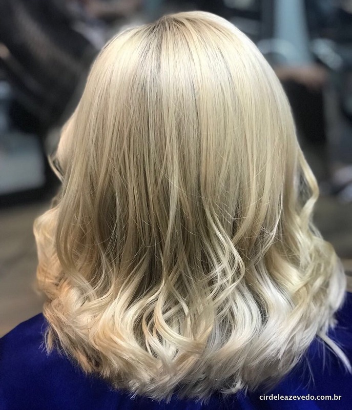 Bob e Micro Bob Ruivo: A Elegância da Vista Traseira em Cabelos Curtos