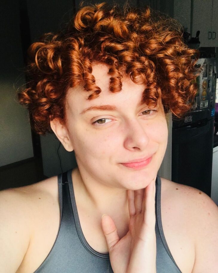 cabelo ruivo curto de costas