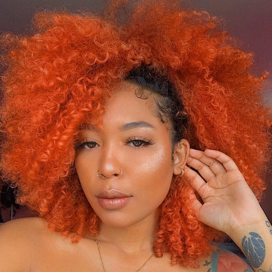 Raiz escura em cabelo ruivo