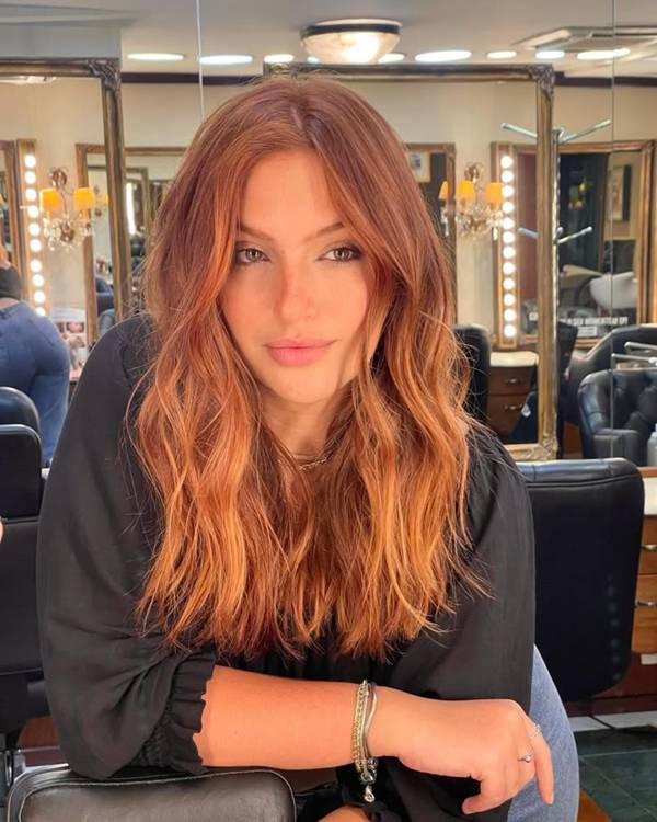 Raiz escura em cabelo ruivo