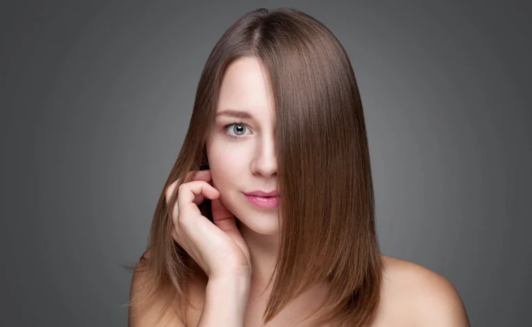 cabelo sedoso e com brilho espelhado