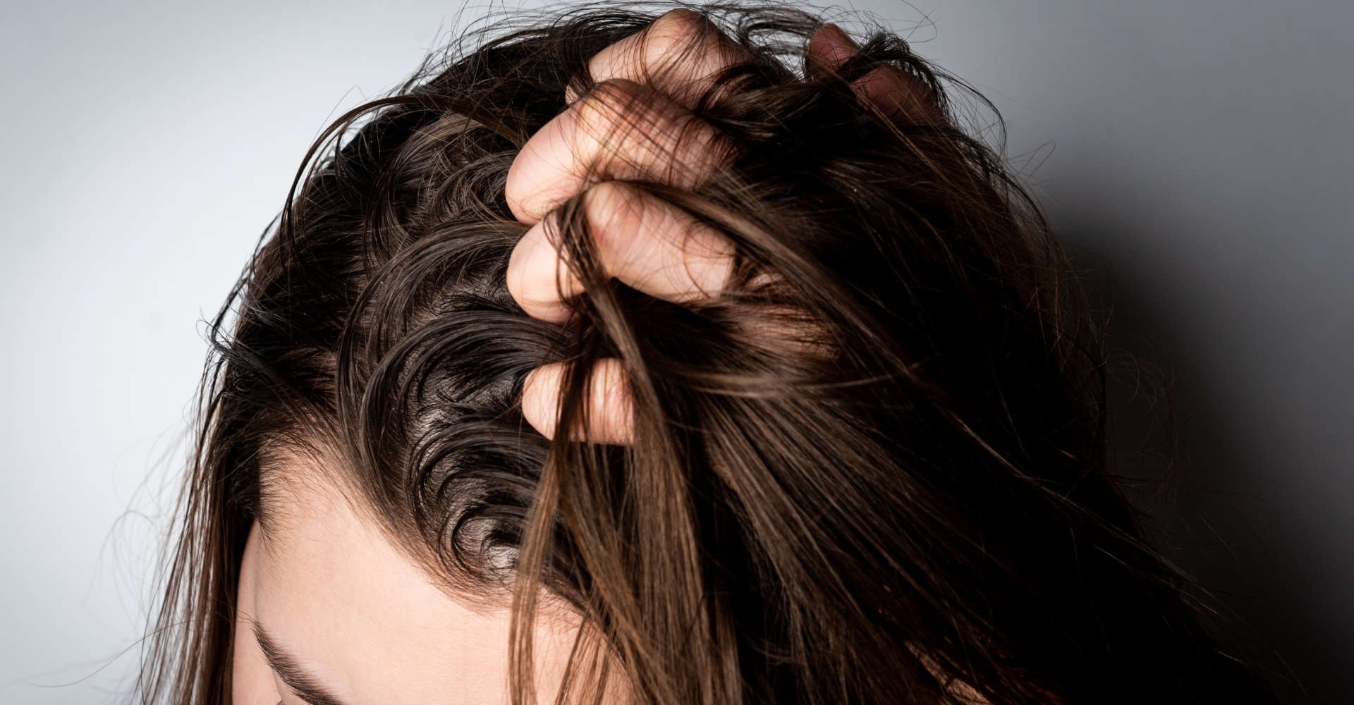 Mitos e verdades sobre lavar o cabelo antes de colorir