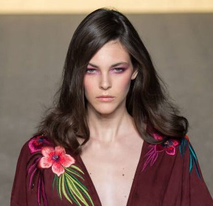 Inspirações de Cabelo Ameixa: Do Discreto ao Fantasia