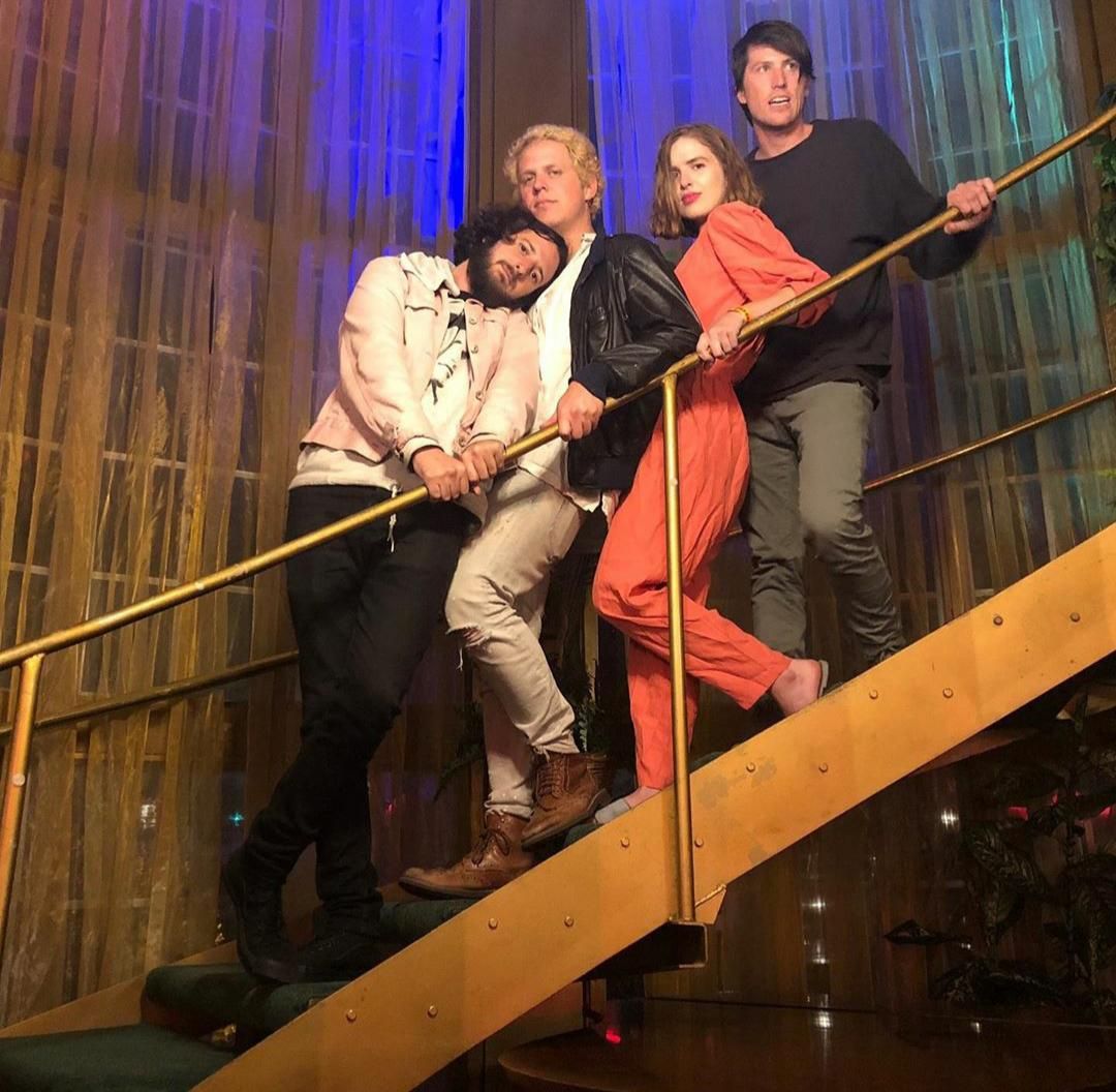 inspiração cabelo loiro platinado tv girl