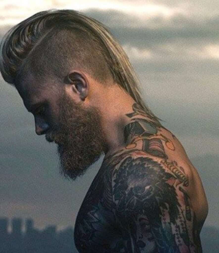 Como Fazer Tranças Viking Masculinas: Guia Completo; Barba Viking: O Guia Definitivo para Cultivar e Cuidar; Undercut Viking: O Corte Perfeito para um Visual Guerreiro; Acessórios Viking para Cabelo e Barba: Dicas de Estilo; História do Cabelo Viking: O que os Antigos Realmente Usavam?