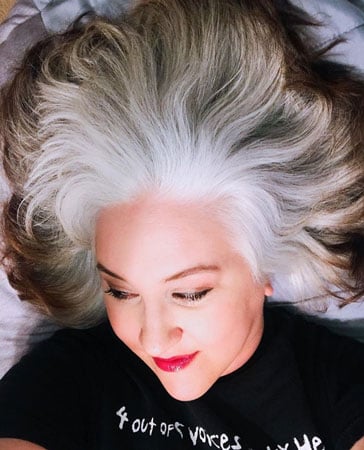 Água fria no cabelo: mito ou verdade para o brilho dos fios brancos?