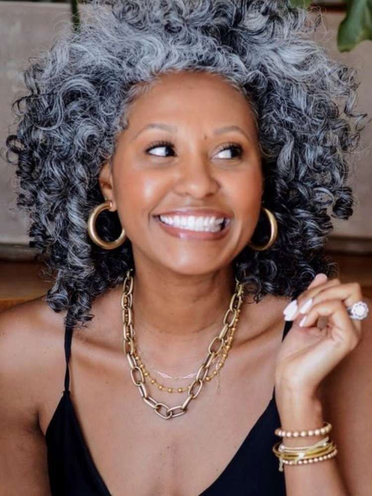 Gray Blending vs. Platinado: Qual técnica escolher para seu cabelo branco?