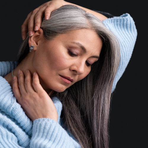 Gray Blending vs. Platinado: Qual técnica escolher para seu cabelo branco?