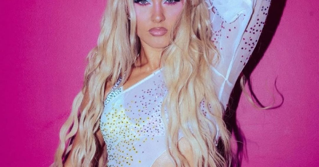 Acessórios de Cabelo Inspirados em Zara Larsson para um Look Futurista Retrô