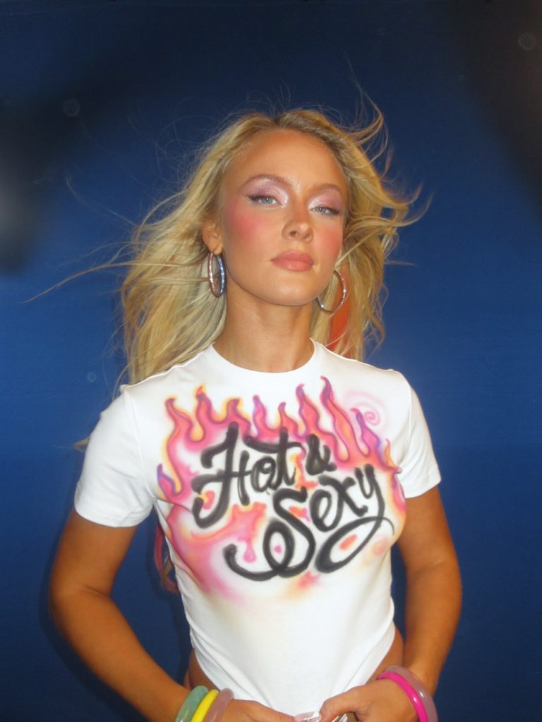 Efeito Zara Larsson: Mergulhe na Estética Y2K com Maquiagem e Cabelo