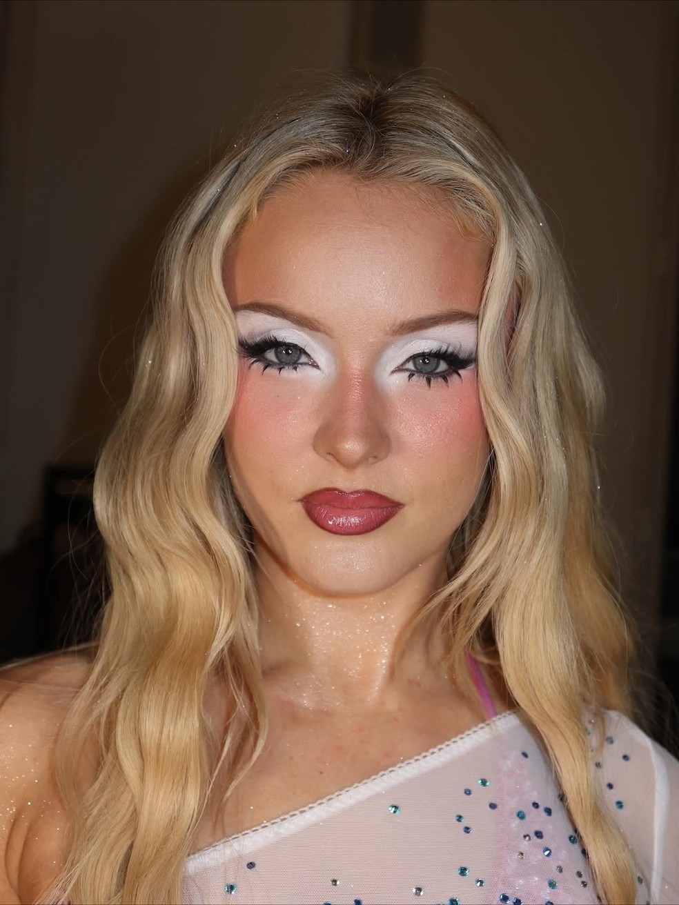 Acessórios de Cabelo Inspirados em Zara Larsson para um Look Futurista Retrô