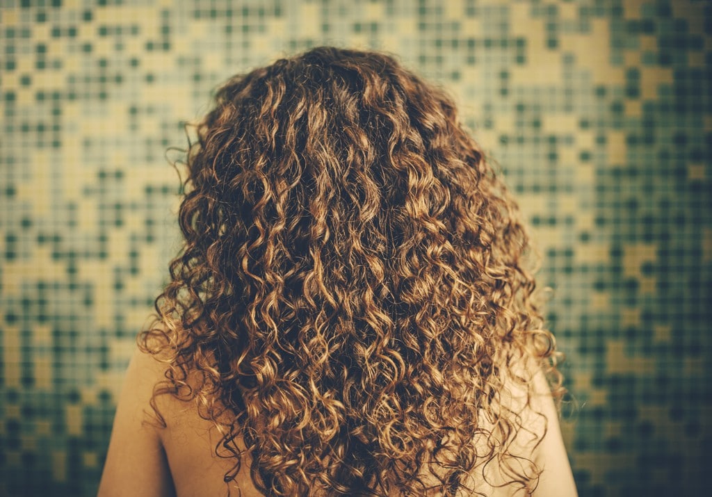 Umectação e Óleos Essenciais: Segredos para Cabelos Cacheados com Brilho Intenso