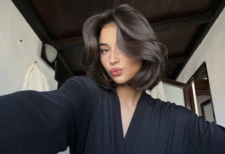 Cabelos curtos pretos cacheados: Realce seu volume natural