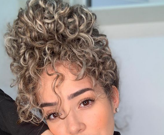 Penteados fáceis e estilosos para cabelos cacheados