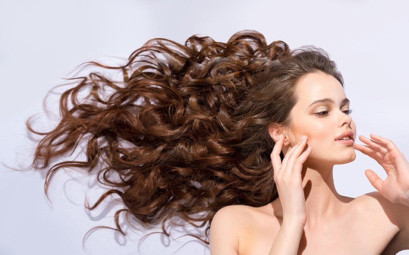 Cabeleireiro vs. Tricologista: Quem Procurar para Cada Problema Capilar?