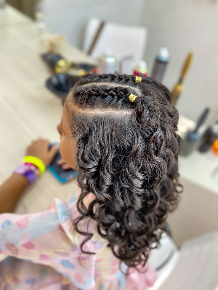 penteado infantil casamento cacheado