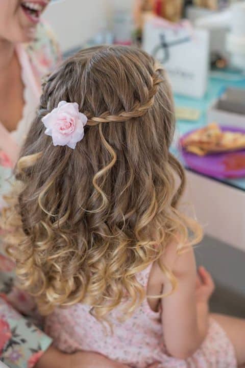 penteado para daminha de honra cabelo cacheado