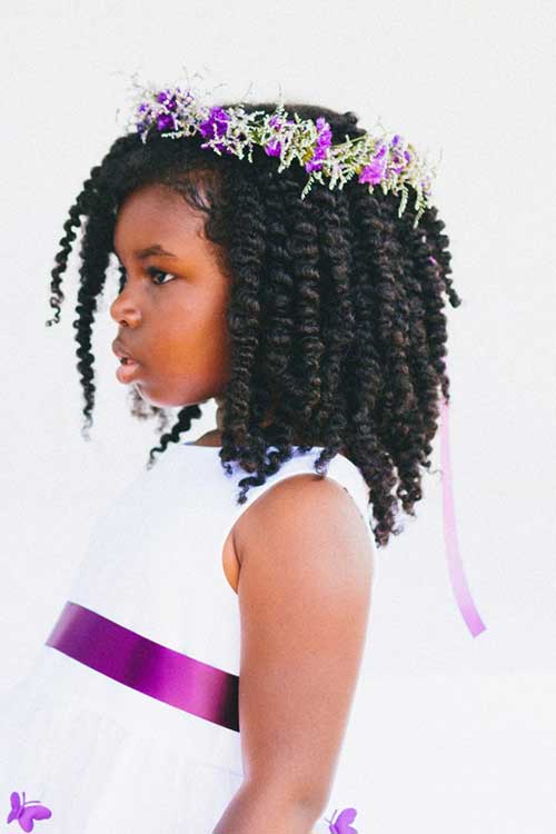 penteado para daminha de honra cabelo cacheado