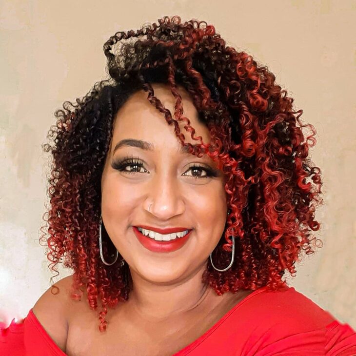 californiana vermelha em cabelo cacheado