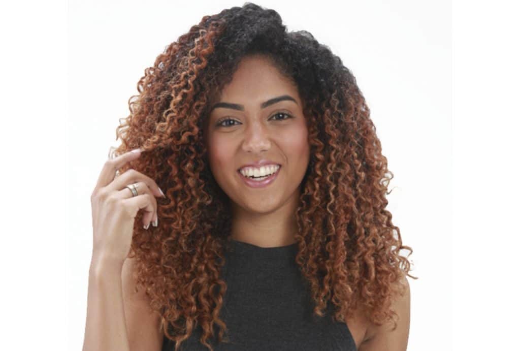 Californiana Vermelha Sem Química: Opções de Apliques e Coques para Cabelos Cacheados