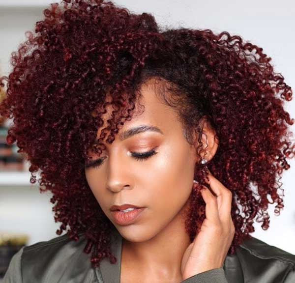 Californiana Vermelha Sem Química: Opções de Apliques e Coques para Cabelos Cacheados