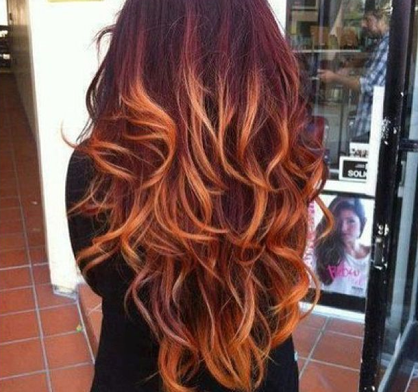 californiana vermelha em cabelo cacheado