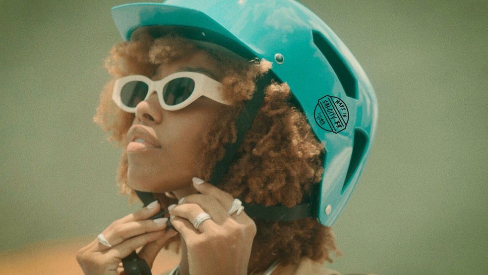 Como Evitar o Frizz e o Cabelo Amassado Após Usar Capacete