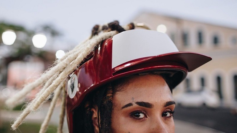 capacete com cabelo feminino