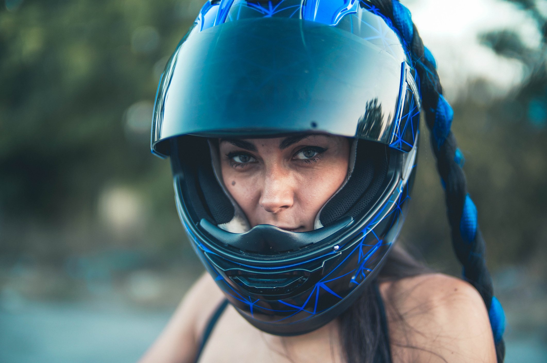 Os Melhores Penteados para Usar Capacete Sem Estragar o Cabelo