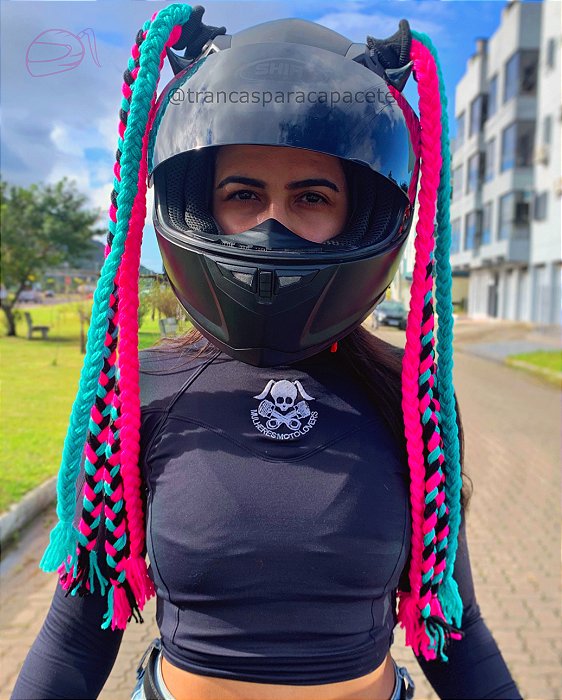 Como Evitar o Frizz e o Cabelo Amassado Após Usar Capacete