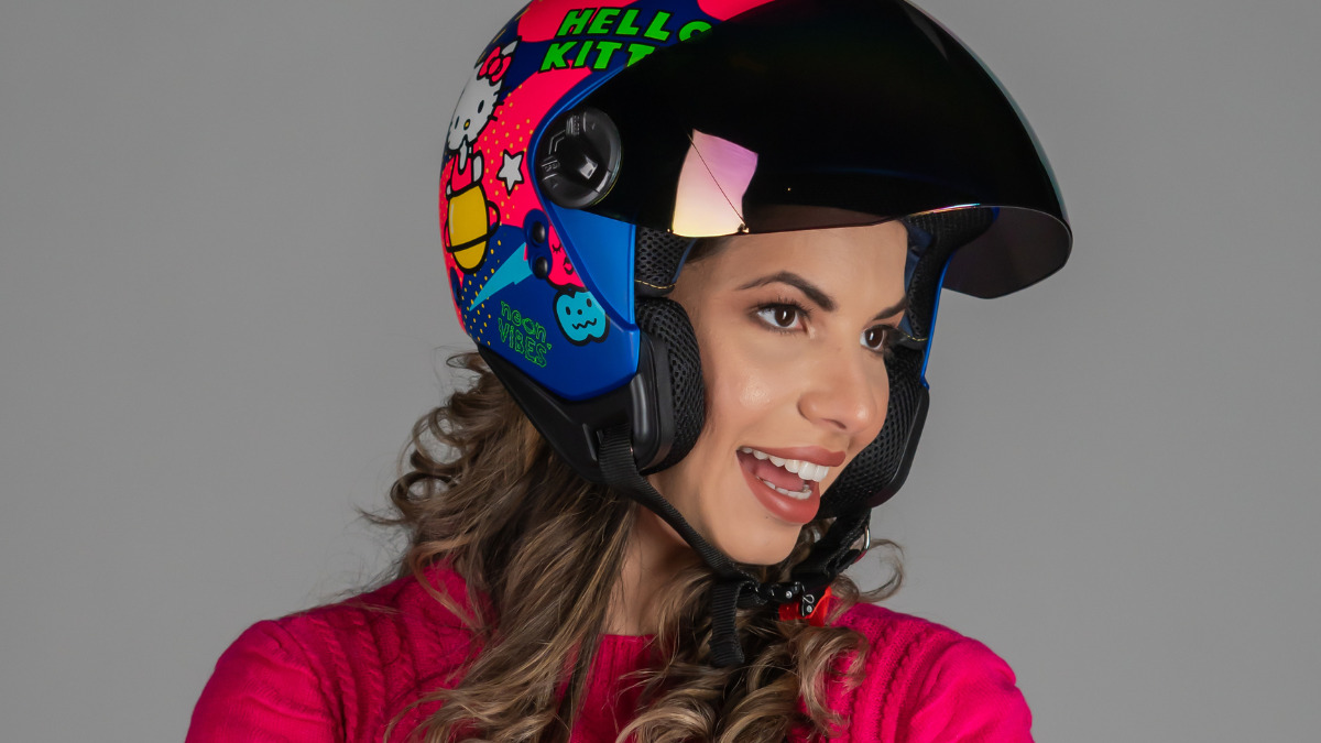 capacete com cabelo feminino