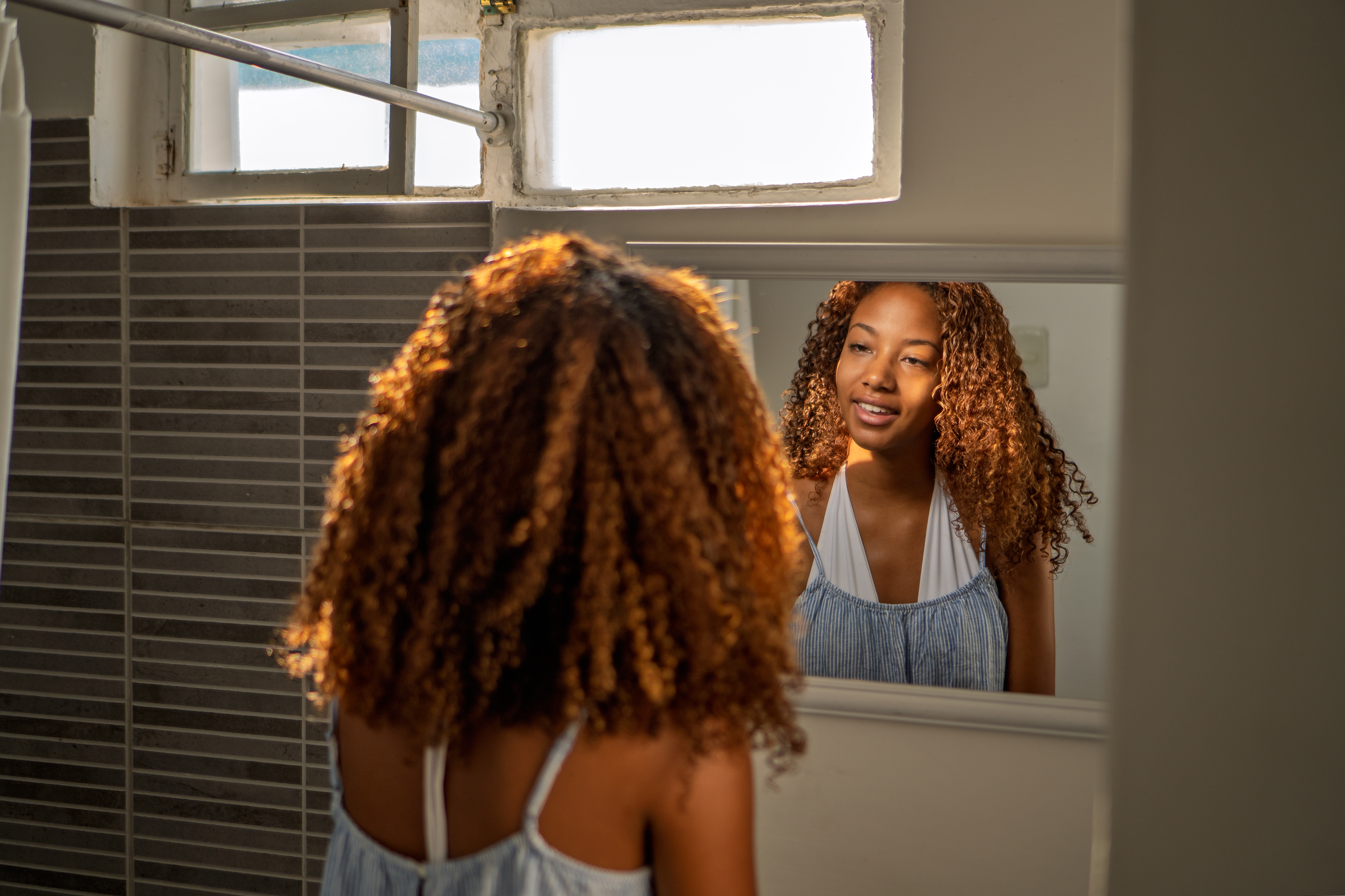 Evite a Alopecia por Tração: Cuidados Essenciais com o Mega Hair de Tela