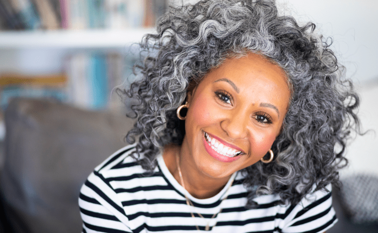 Matizadores e Tonalizantes: O Segredo para um Cabelo Grisalho Platinado em Casa